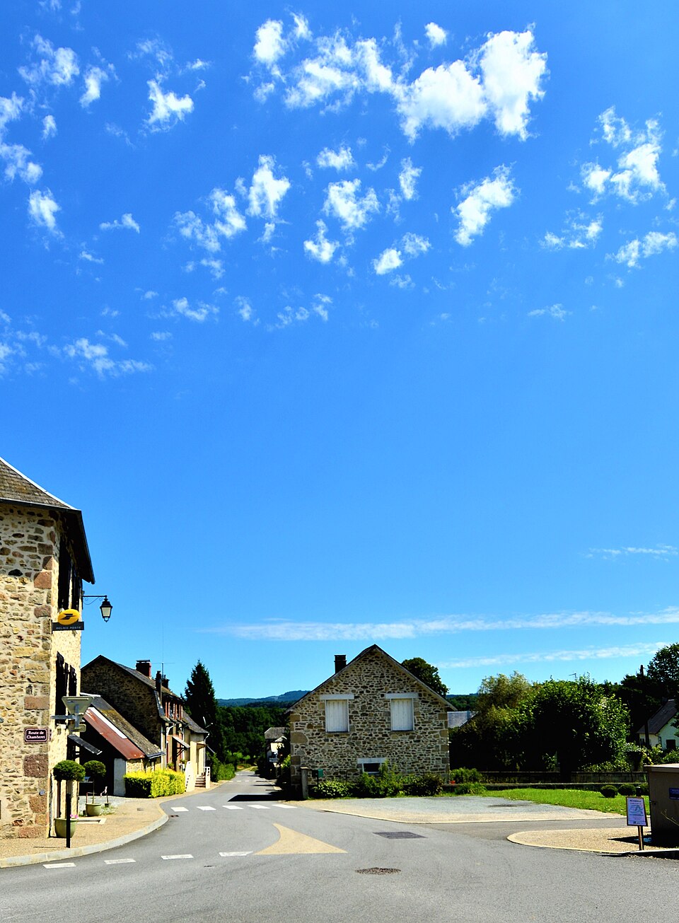 Peyrissac, le carrefour principal en direction de treignac
