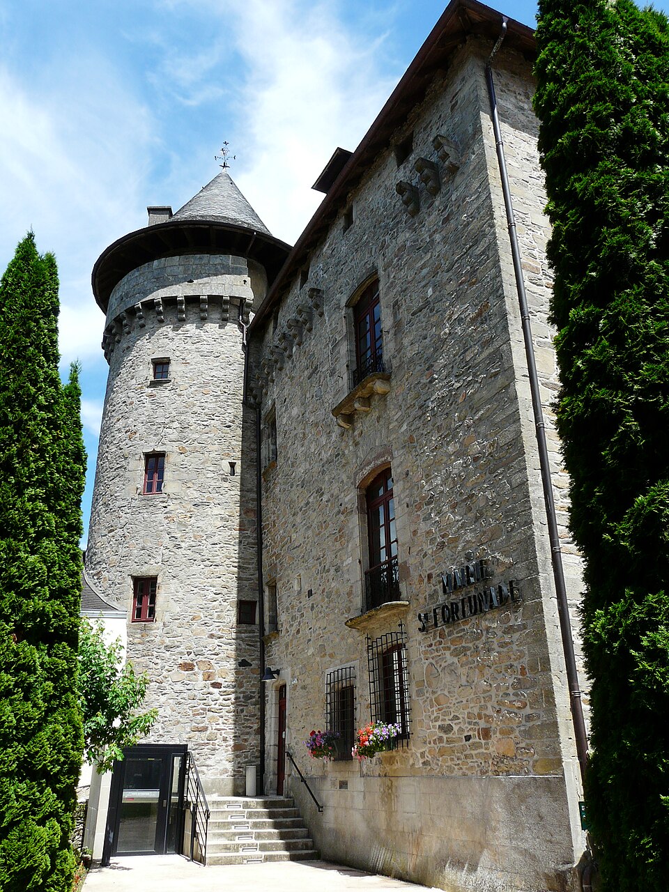 Sainte — Fortunade château mairie