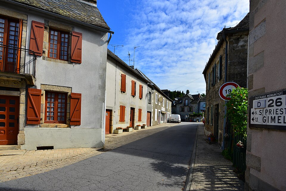 La rue principale de Saint — Martial.de.Gimel