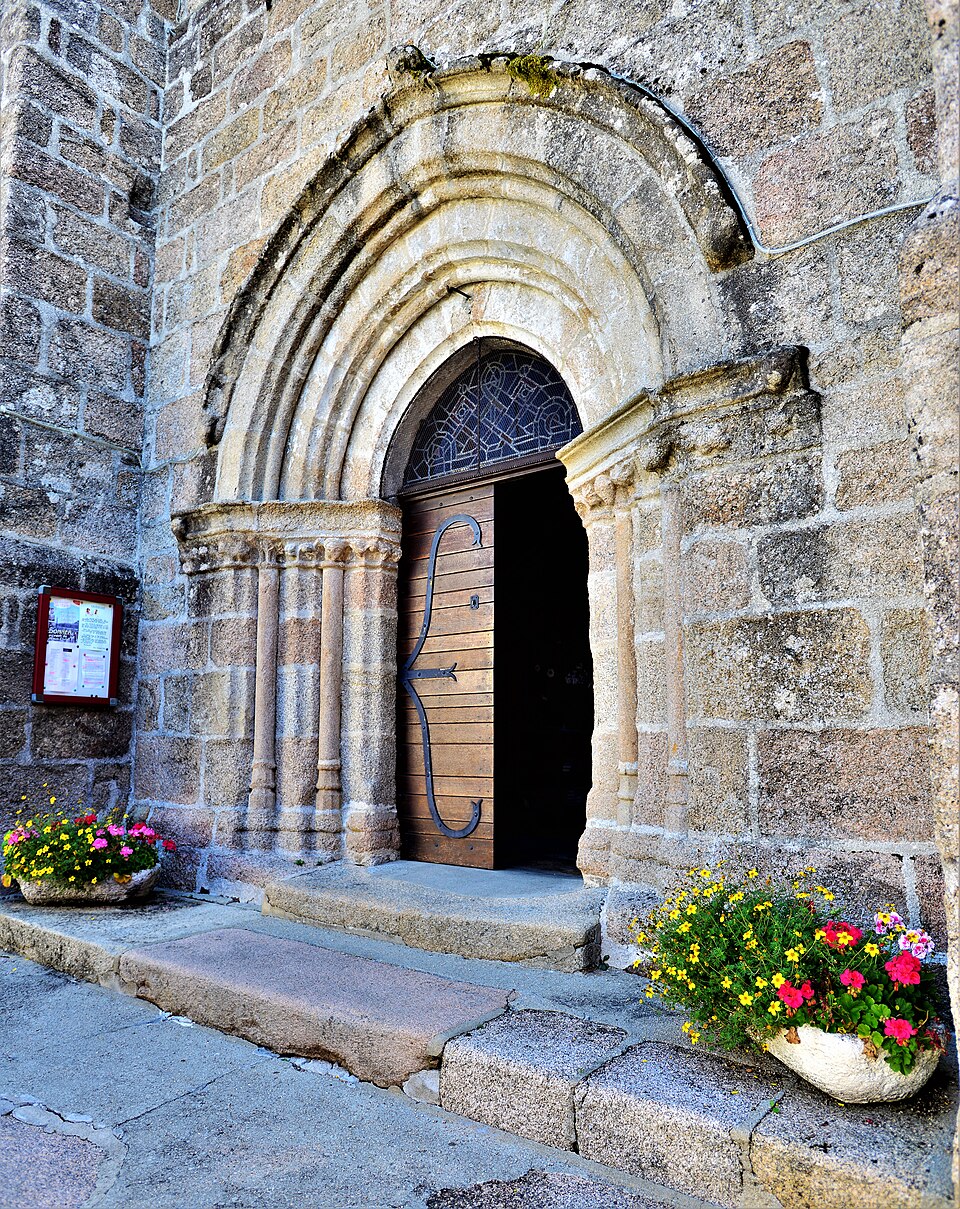 Sornac, le parvis de l'église