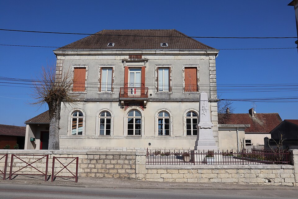 Binges (21) Mairie et monument aux morts