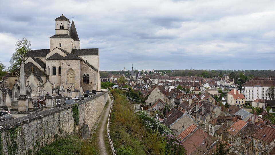 Eglise Saint — Vorles dominant Chatillon — sur — Seine