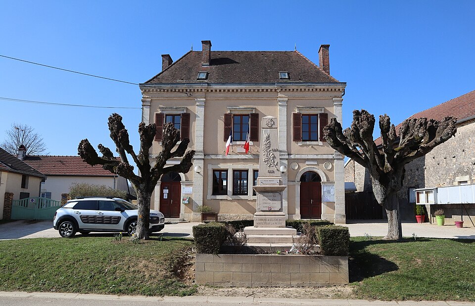 Cheuge (21) Mairie et monument aux morts