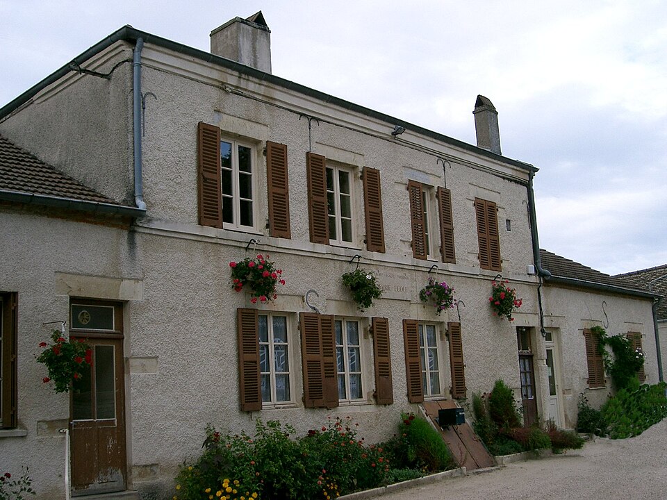 Chivres — mairie — école