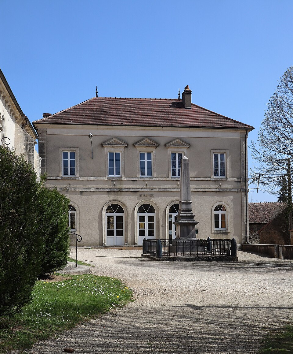 Corrombles (21) Mairie et monument aux morts