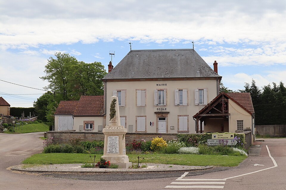 Flagey — lès — Auxonne (21) Mairie et monument aux morts
