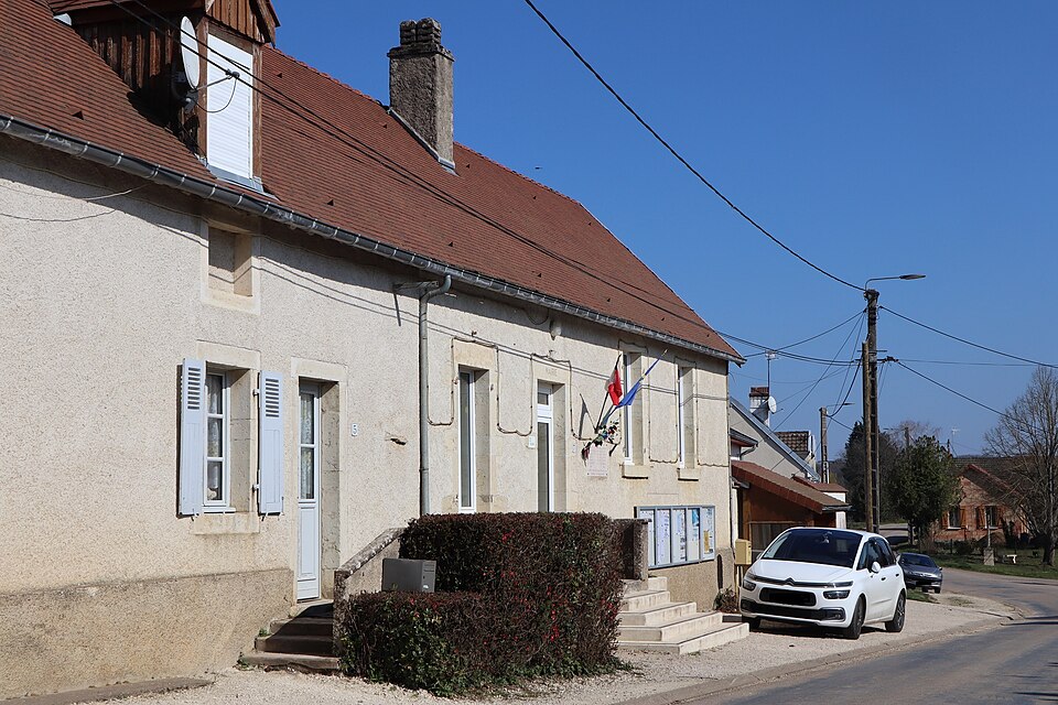 Jancigny (21) Mairie et monument aux morts