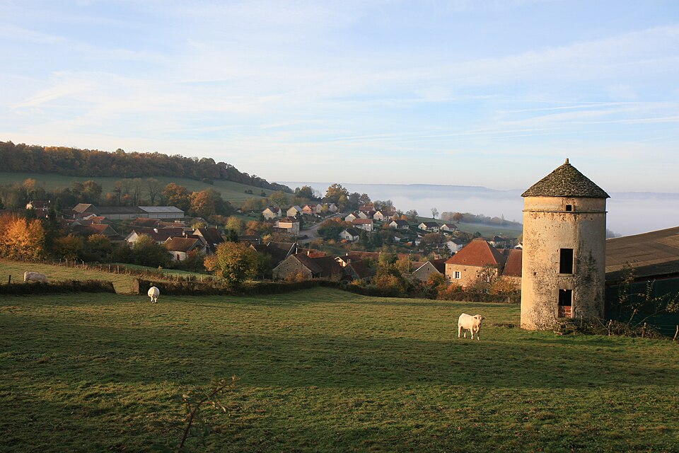 Vue du village depuis le plateau le surplombant