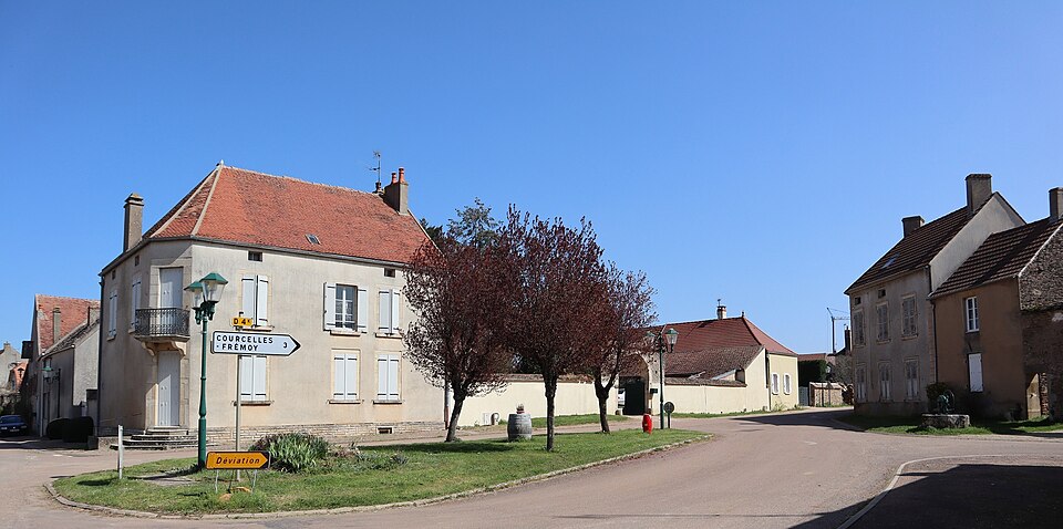 Montberthault (21) Place de l'église