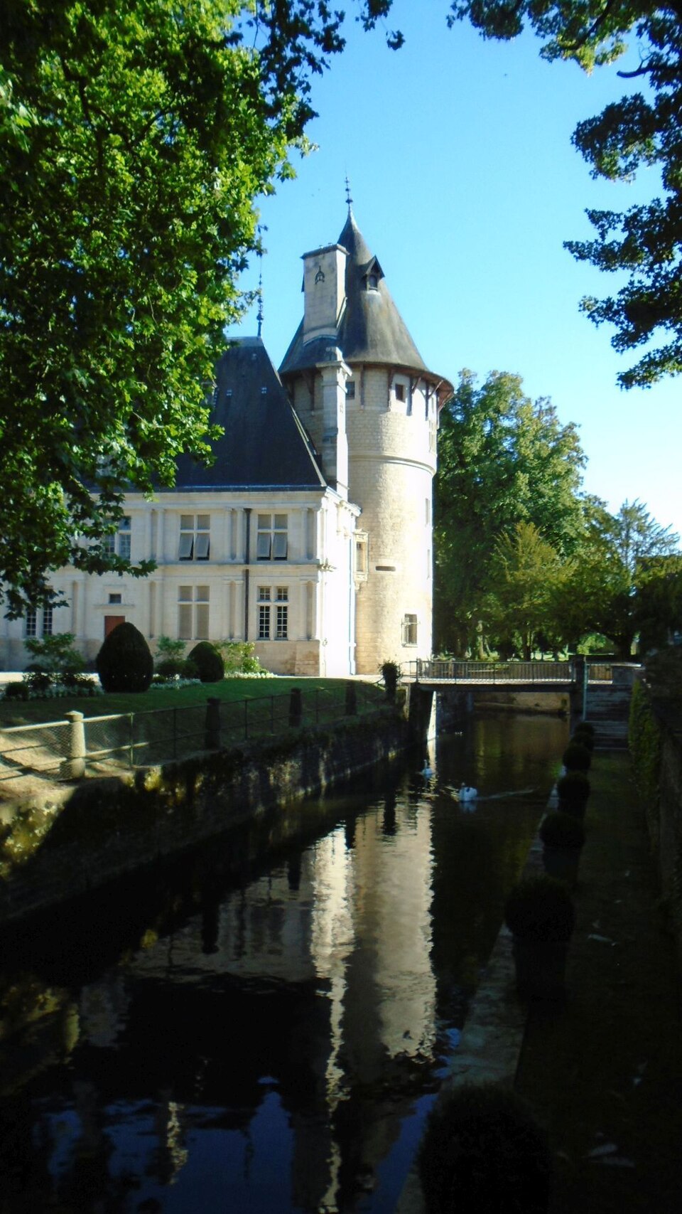 Tour et douve du château de Montigny — sur — Aube