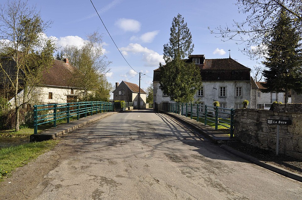 Bridge on Bèze in Noiron — sur — Bèze 2