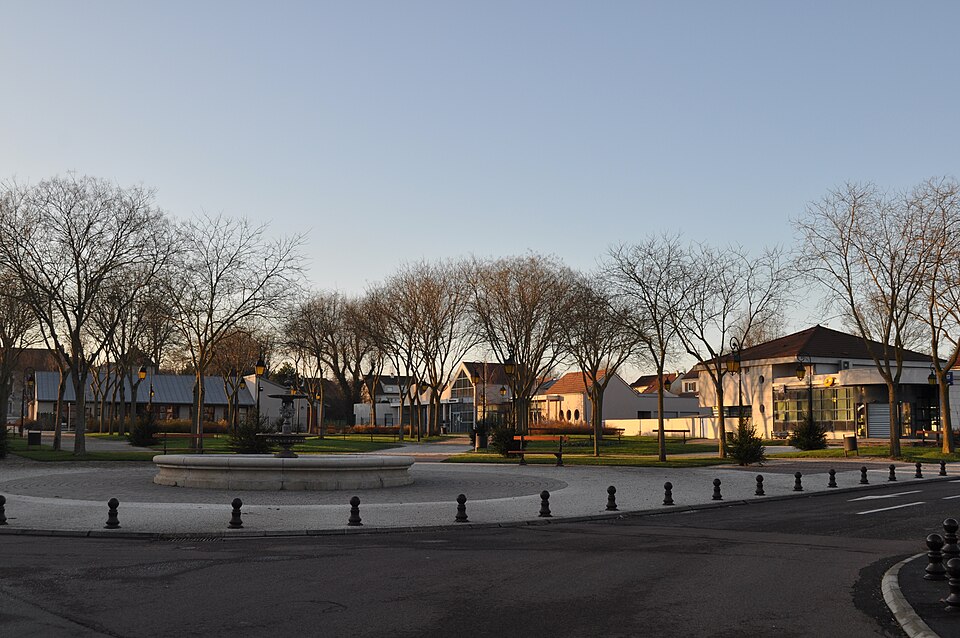 Saint — Apollinaire — Place Centrale