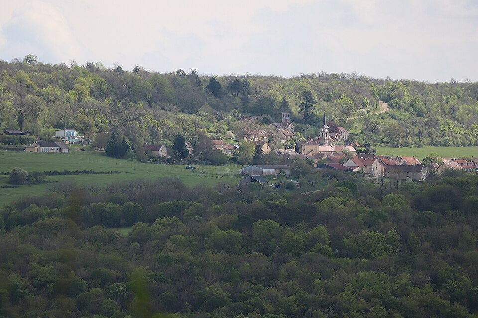 Saint — Jean — de — Bœuf (21) Le bourg vu depuis le belvédère de la Grotte de Tebsima