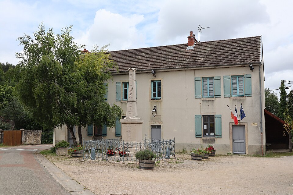 Ternant (21) Mairie et monument aux morts