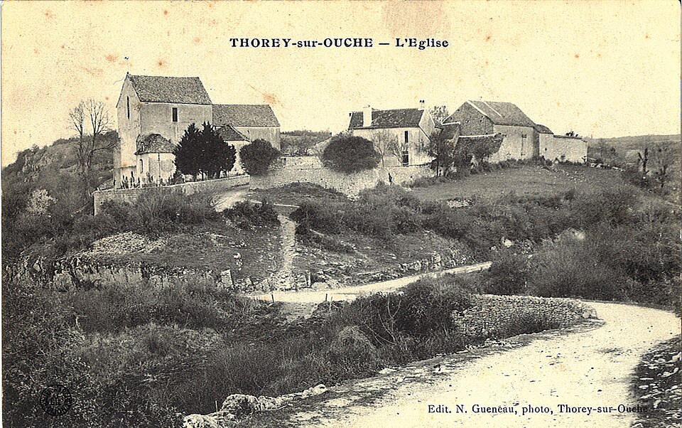 Thorey sur Ouche église et ancien presbytère