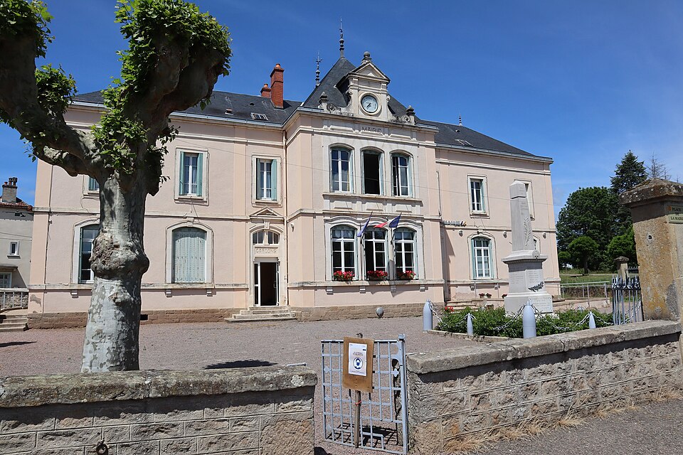 Thury (21) Mairie et monument aux morts