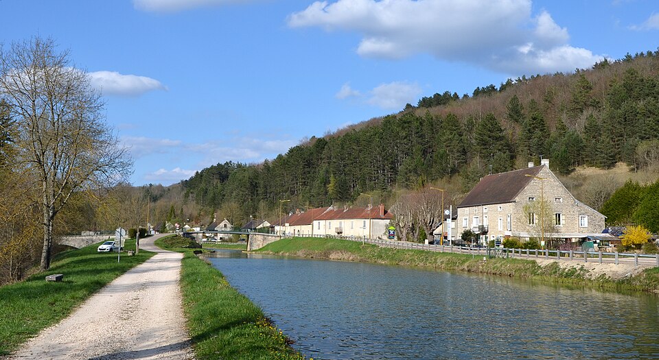 Veuvey sur Ouche sur le canal de Bourgogne DSC 0575