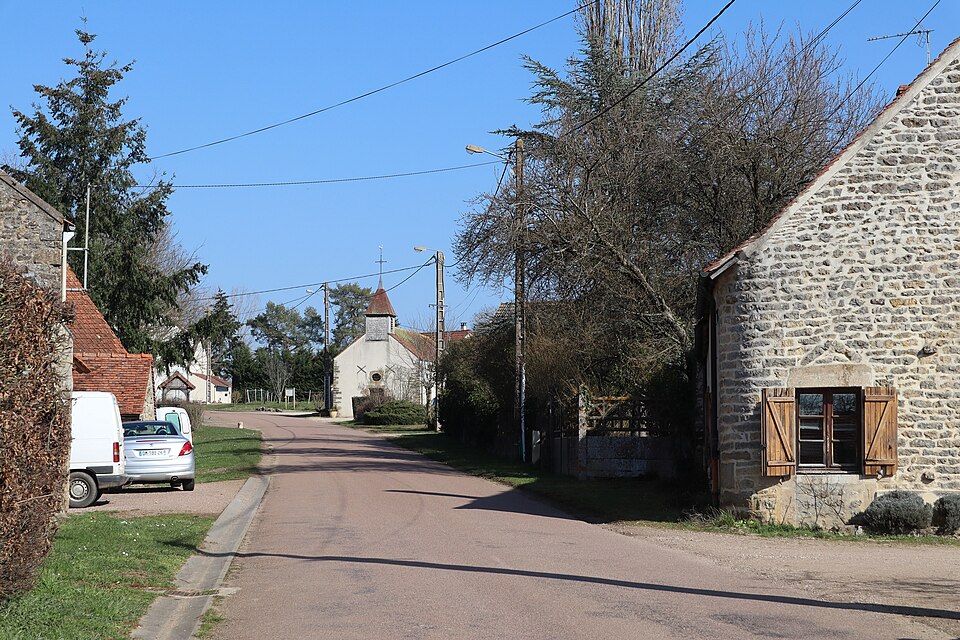 Villeneuve — sous — Charigny (21) Le bourg et l'église
