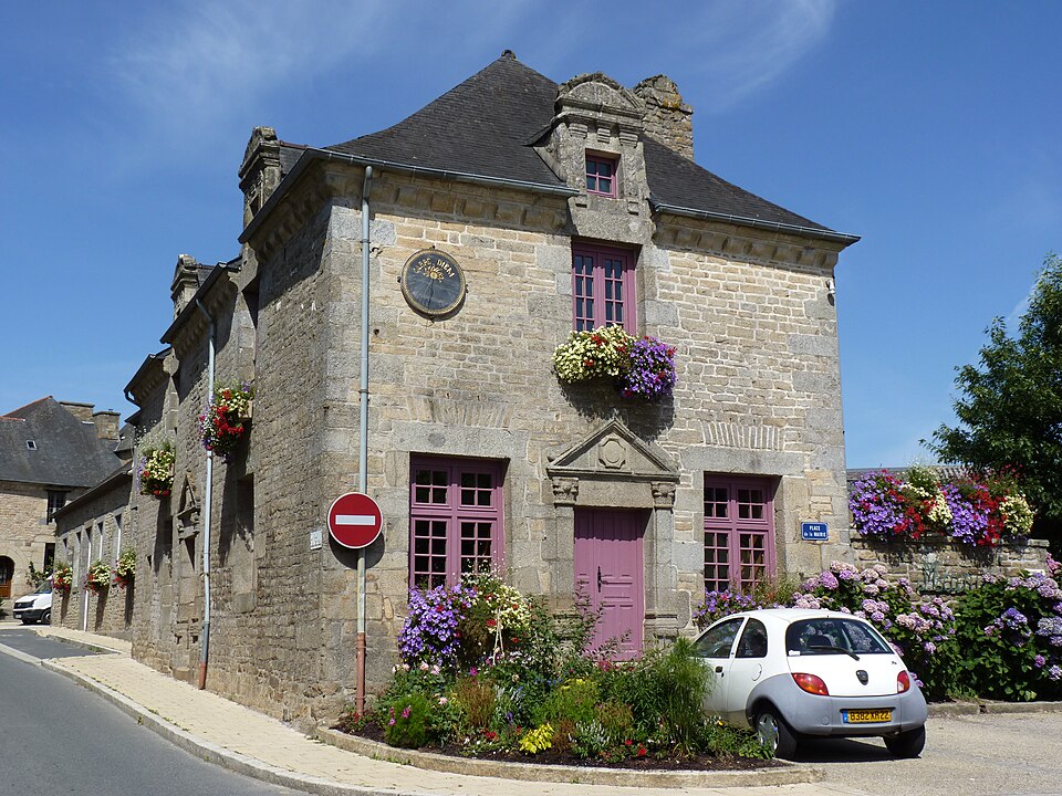 Maison à porte à fronton à Collinée 01