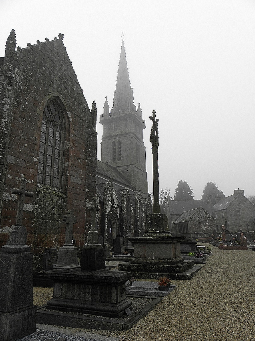 Lanvellec (22) Église, calvaire et ossuaire