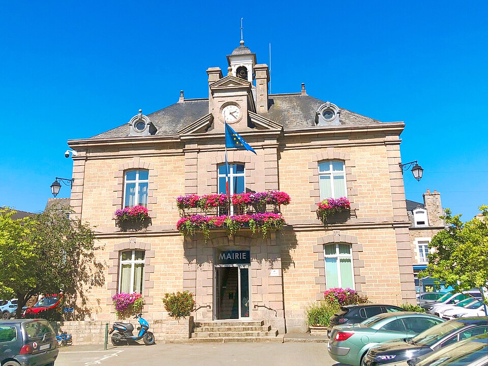 Plancoet — Mairie — Facade — fleurie — byRundvald
