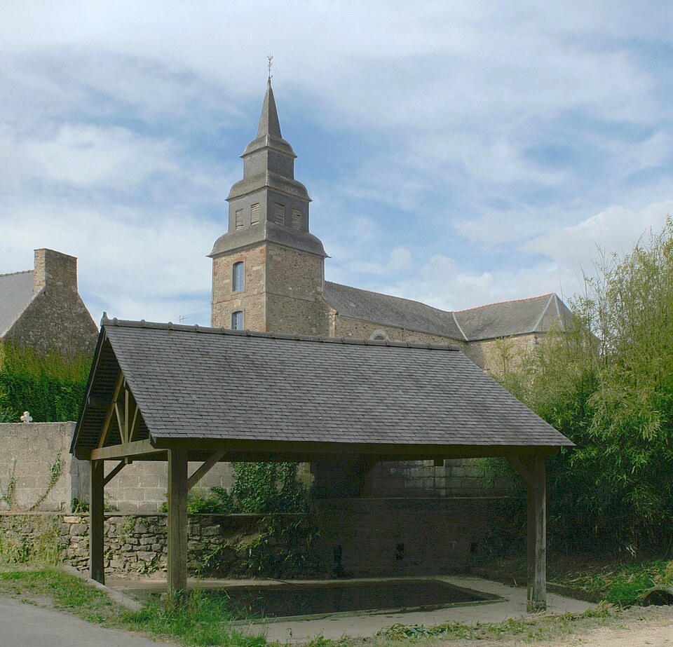 Pleslin — Trigavou, église Saint — Pierre et lavoir
