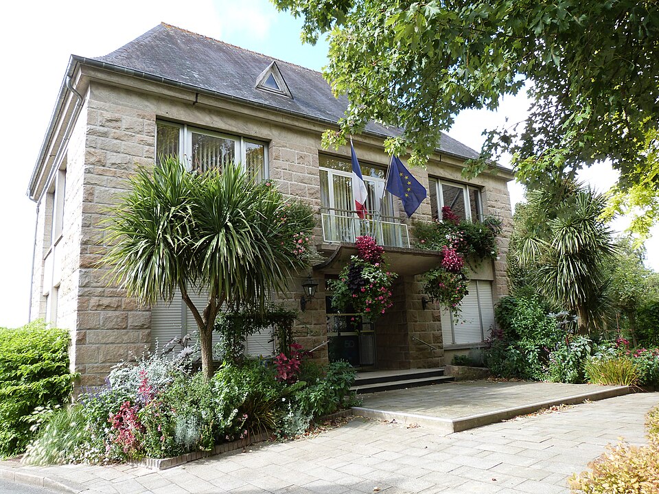 Mairie de Pleudihen — sur — Rance