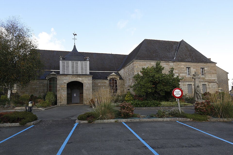 Plouguernével — église Saint — Pierre