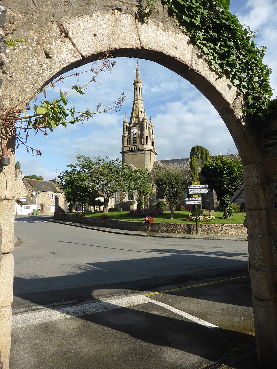 L'église de Plourhan à travers une arche