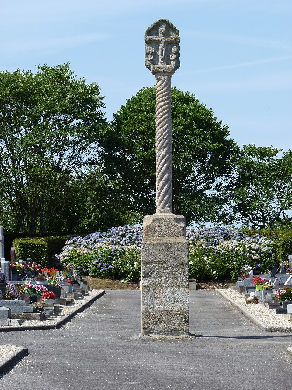 Croix du milieu du cimetière de Plumieux 01
