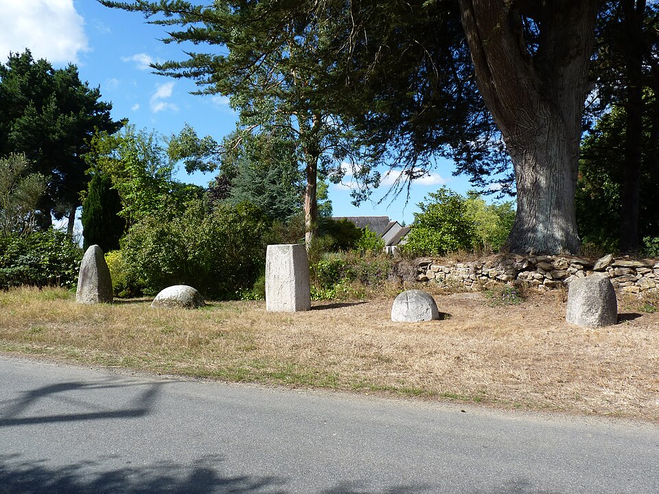 Groupe de cinq stèles gauloises à Saint — Agathon 01