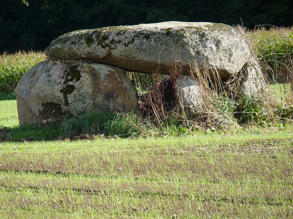Dolmen de Pasquiou à Le Vieux — Bourg 02