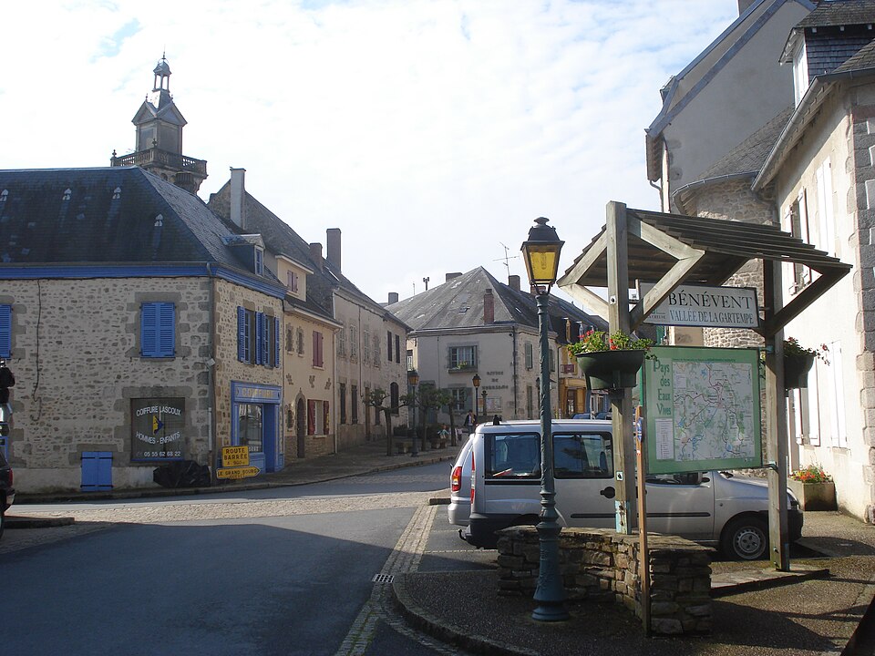 Bénévent — l'Abbaye (Creuse,Fr) place centrale avec panneau d'information