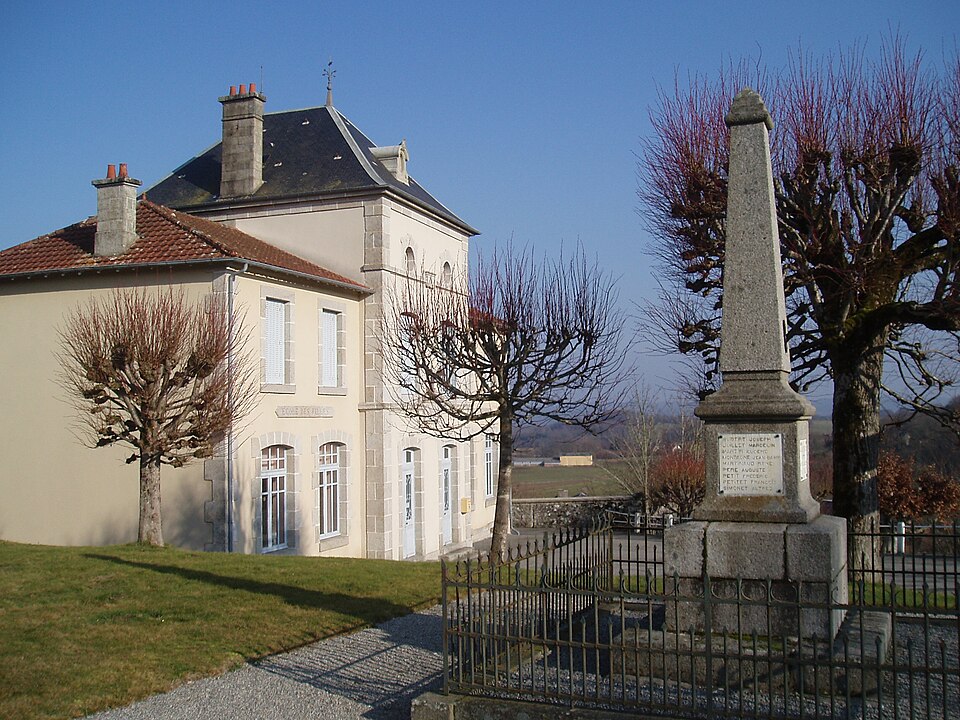 Chamberaud mairie et monument aux morts