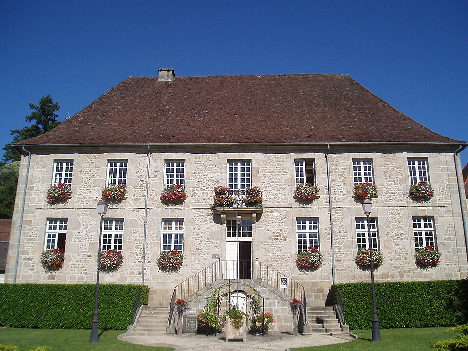 Mairie de Felletin sous le soleil