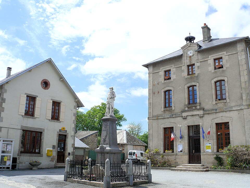 La Nouaille — Mairie et Monument aux Morts