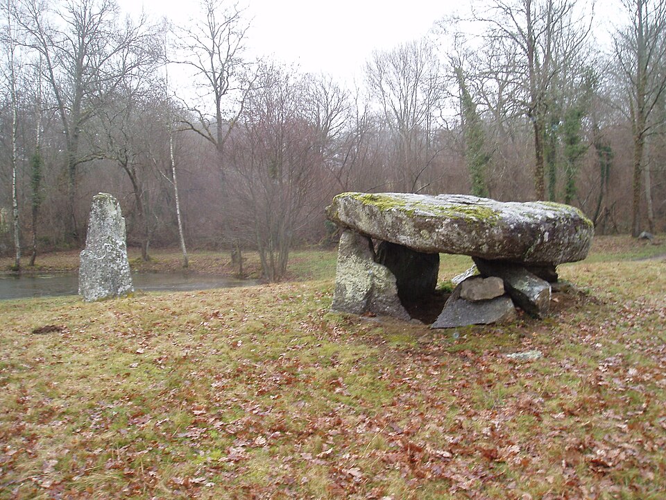 Menhir et dolmen de Ménardeix
