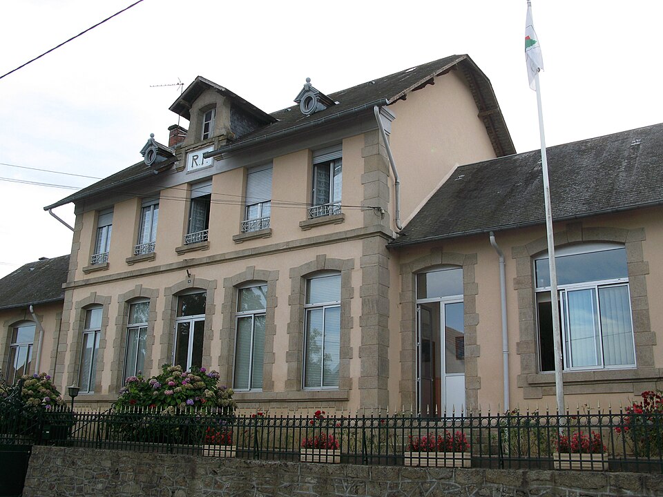 Saint — Germain — Beaupré (mairie) 1