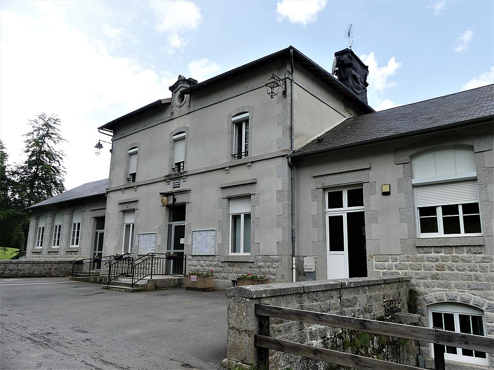 Saint — Oradoux — de — Chirouze mairie — école
