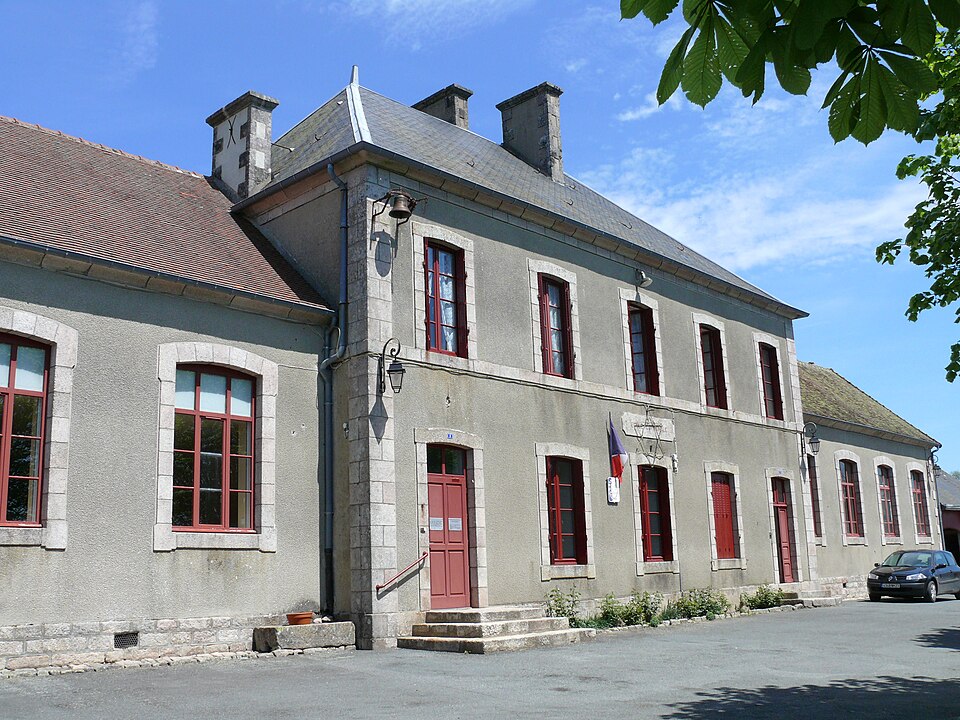 Toulx — Sainte — Croix — Mairie, école