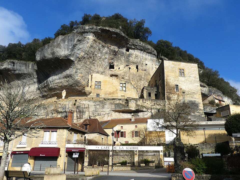 Les Eyzies — de — Tayac falaise château Tayac (1)