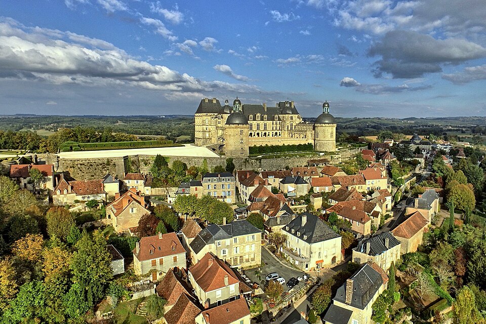 Hautefort, le village et son château