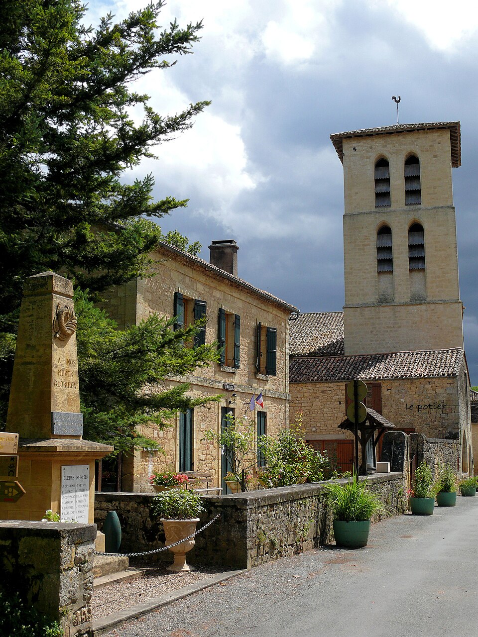 Molières — Mairie et église — 1