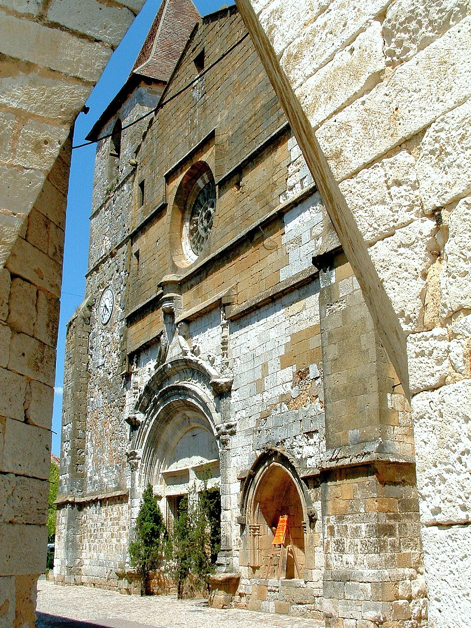 Monpazier — Eglise Saint — Dominique — Façade occidentale vue d'une cornière de la place