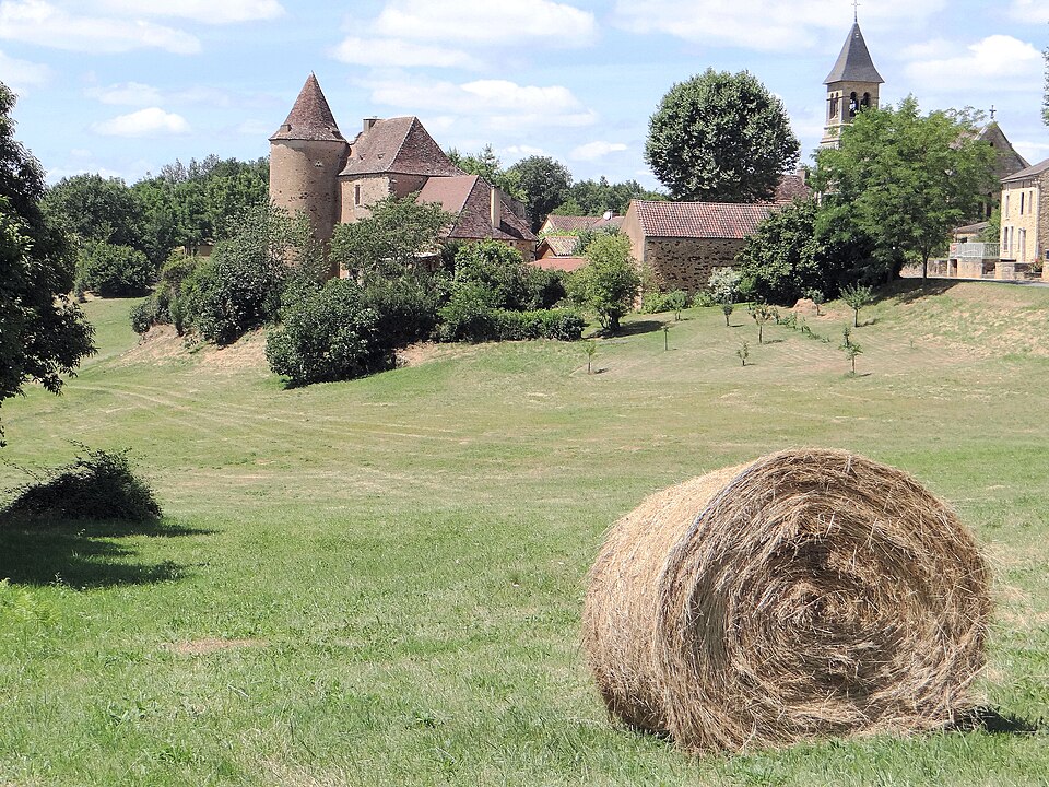 Saint — Chamassy — Manoir du XVe siècle et église