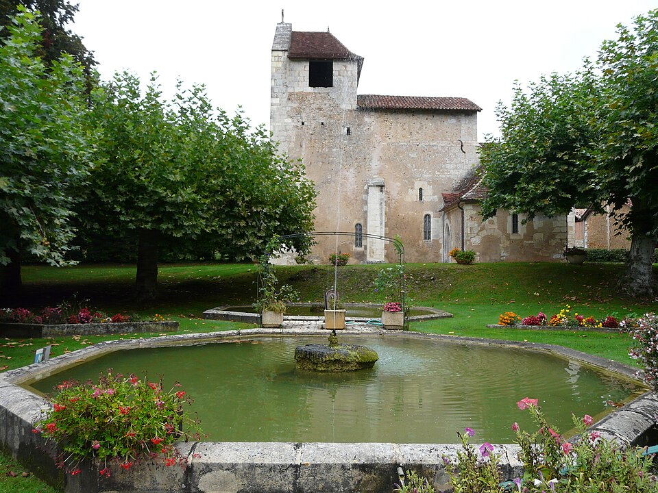 Saint — Hilaire — d'Estissac fontaines — église (1)