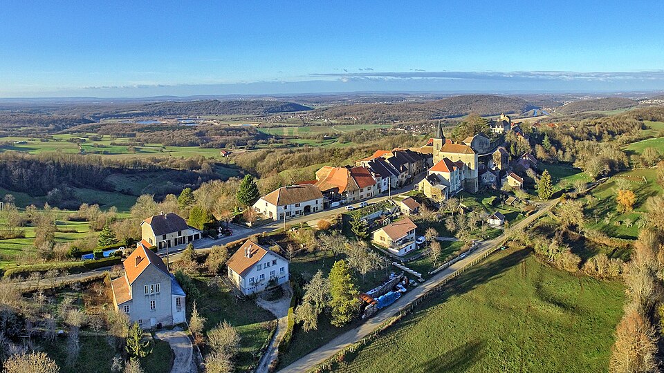 Abbans — Dessus, le village sur son promontoire