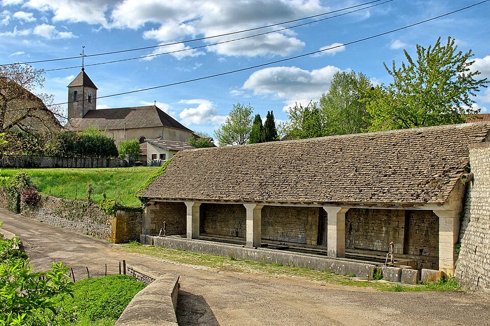 Amondans, le lavoir — abreuvoir et l'église