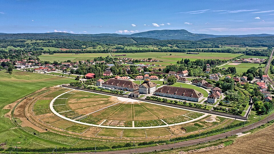 Arc — et — Senans, la complétion du cercle de la Saline Royale