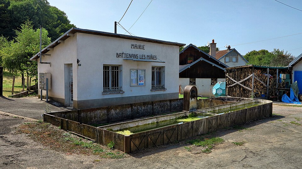 Battenans — les — Mines, le lavoir — abreuvoir devant la mairie
